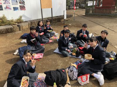 1年川越校外学習 三芳野神社お昼