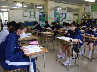 7月14日(火):3学年 生徒総会議案書読み合わせの様子