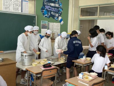 9月18日㈮　3学年 給食準備の様子