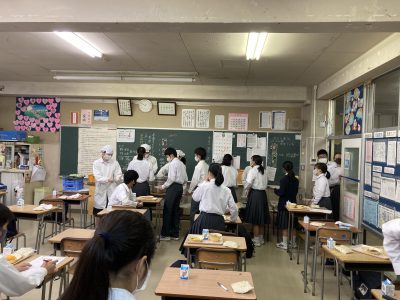 10 月15日(木)：3学年　給食の様子