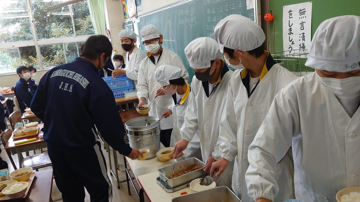 10月28日㈬　3学年　給食の様子