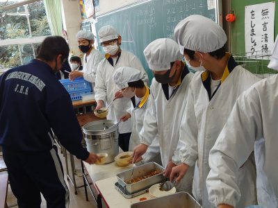 10月28日㈬　3学年　給食の様子