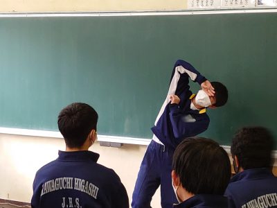 12月22日㈫　３学年　学級レクの様子