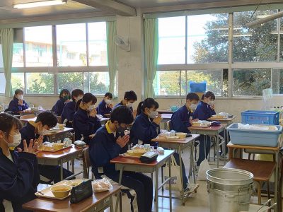 1月25日㈪　３学年　給食の様子