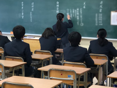 3月8日(月) １学年　専門委員会のようす