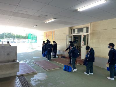 4月22日(木)  １学年  副教材の販売及び配布